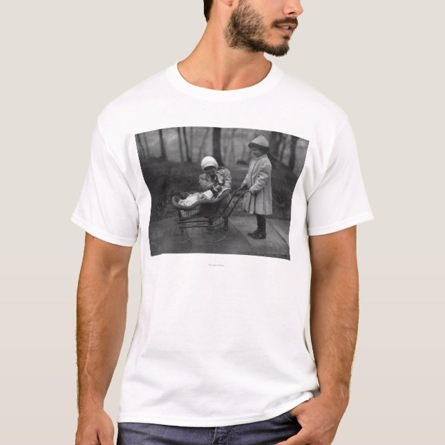Kinder, die mit Campbell-Kinderpuppe spielen T-Shirt (Vorderseite)