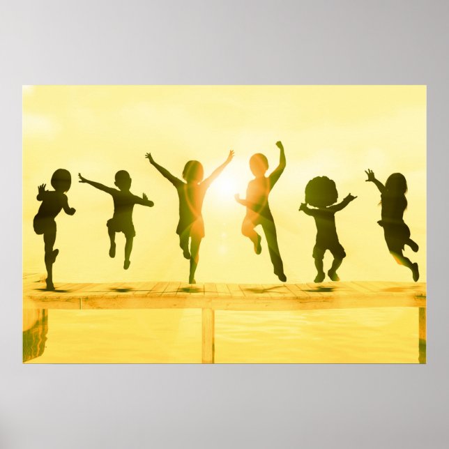 Kinder, die Spaß haben und am Strand spielen Poster (Vorne)