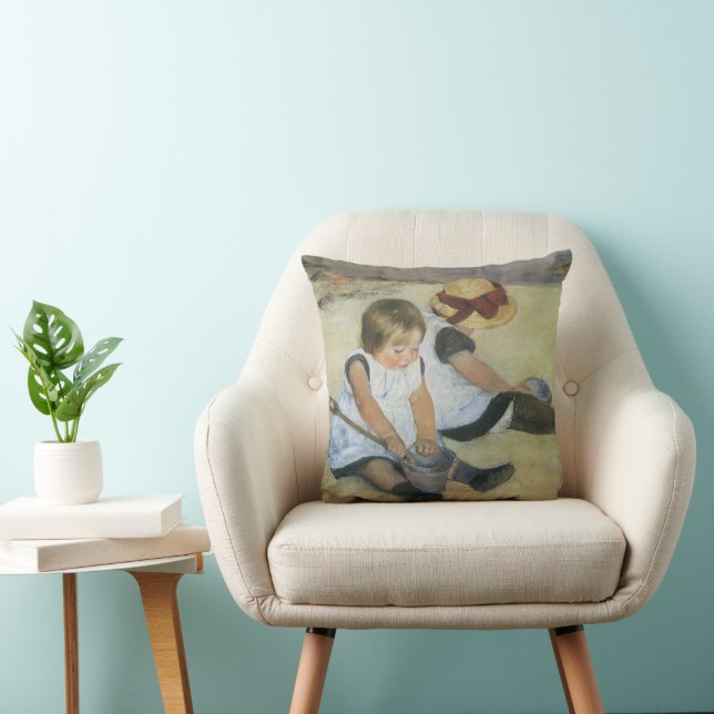 Kinder, die von Mary Cassatt am Strand spielen Kissen (Stuhl )