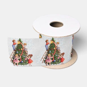 Kinder, die Weihnachtsbaum verzieren Satinband