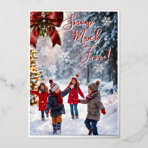 Kinder, die Weihnachtskarten spielen, haben viel S Folien Feiertagskarte