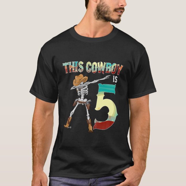 Kinder Dieser Cowboy ist 5 Dabbing Skelett 6. Birt T-Shirt (Vorderseite)