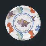 Kinder-Dinosaurier-Muster Geburtstagsparty Pappteller<br><div class="desc">Das Fun Kindergeburtstag-Partydesign zeichnet sich durch ein Hintergrundmuster verschiedener Dinosaurier aus, wie Tyrannosaurus rex, Triceratops und Stegosaurus auf einem soliden weißen Hintergrund. In der Mitte befindet sich ein weißer Kreis mit blauem Schnitt. Innerhalb des Kreises ist ein wenig lila Triceratops Dinosaurier. Es gibt einen gebogenen Text in dunkelgrauem Schriftart, der...</div>