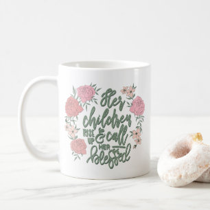 Kinder erheben sich und rufen ihre gesegneten Spri Kaffeetasse