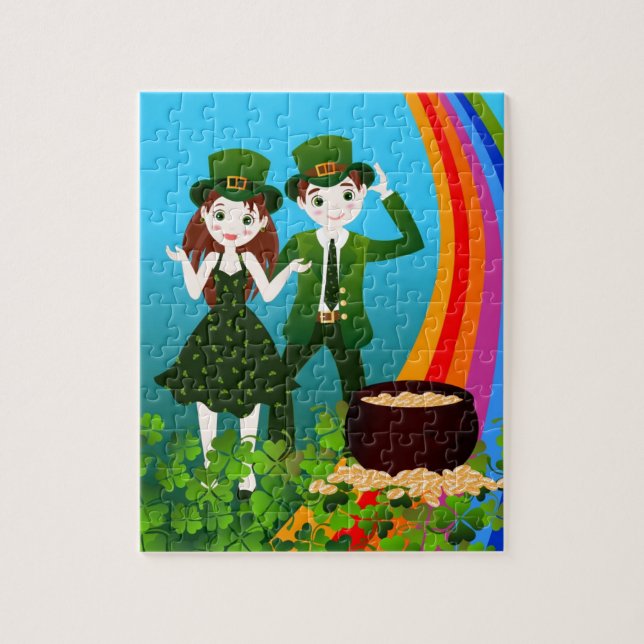 Kinder feiern den St. Patrick's Day mit dem Grün (Vertikal)