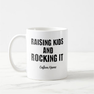 Kinder großziehen und es rocken Individueller Name Kaffeetasse