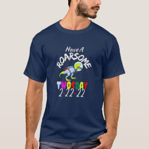 Kinder haben ein Roarsome zwei Tage 2-22-22 Dinos  T-Shirt