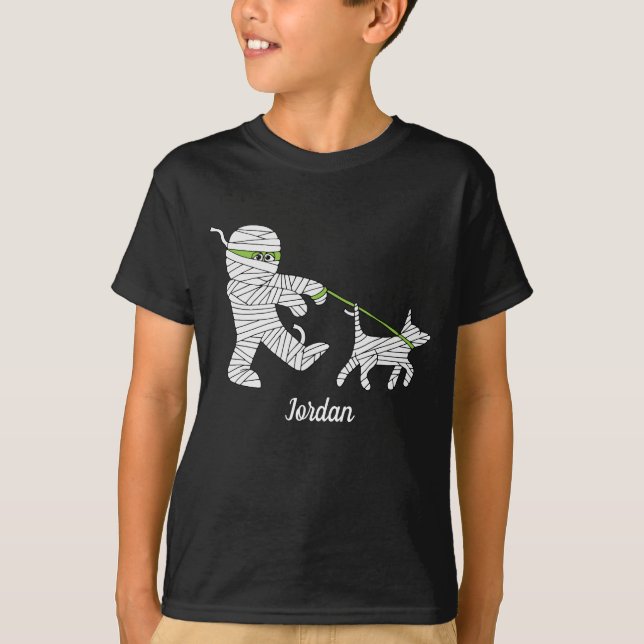 Kinder Halloween Mummy Boy Walking Dog T-Shirt (Vorderseite)