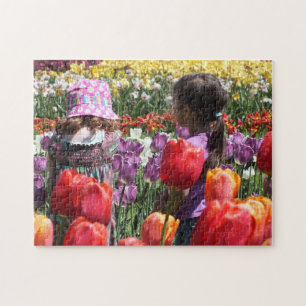 Kinder im farbenfrohen Tulip Garten