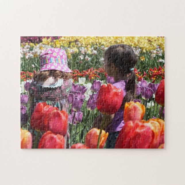 Kinder im farbenfrohen Tulip Garten (Horizontal)