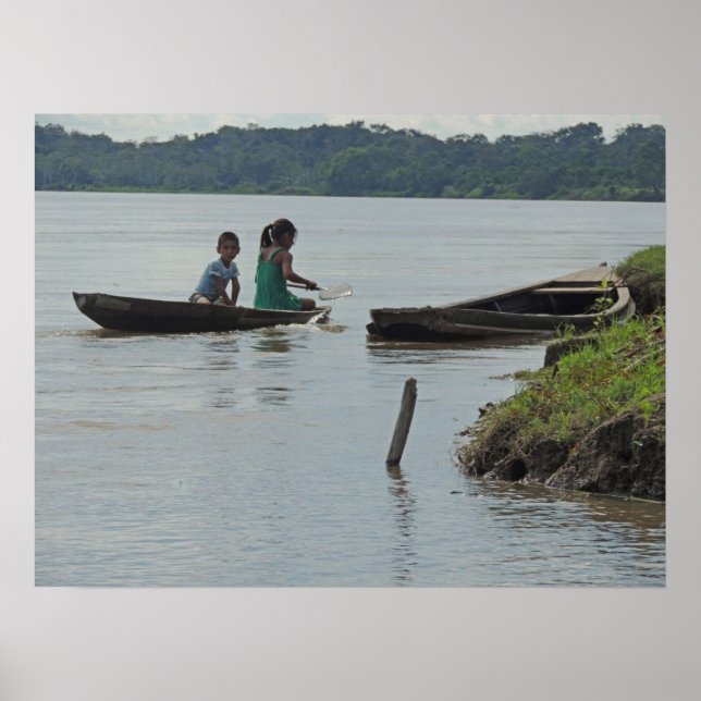 Kinder im Holzboot am Napo-Fluss in Peru Poster (Vorne)
