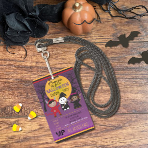 Kinder in Kostüm Halloween-Party-Einladungsabzeich Ausweis