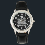 Kinder Jungen nennen graue Armbanduhr<br><div class="desc">Kinder der grafischen Kunst sehen einen grafischen grauen Dampfzug auf schwarzem Hintergrund mit weißen Uhrennummern. Passen Sie mit Ihrem Namen derzeit liest Alexander.</div>