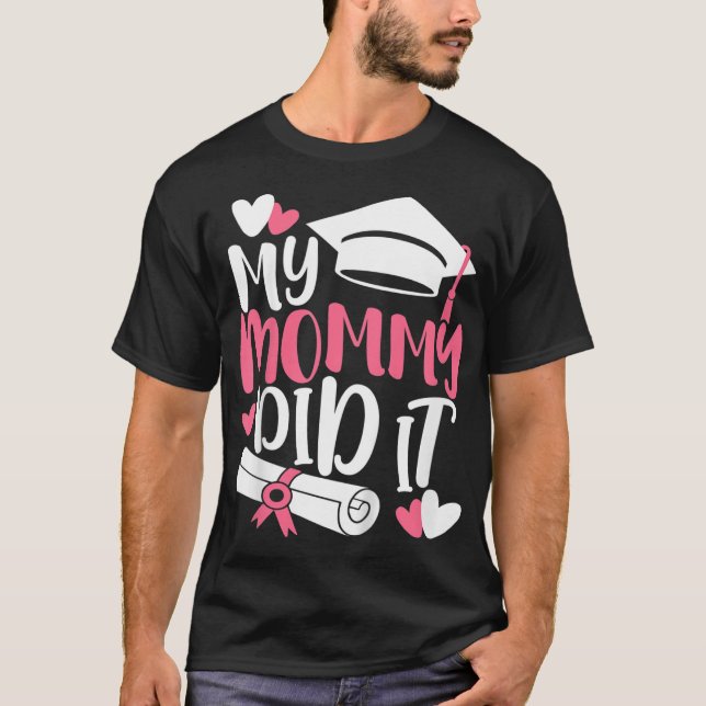 Kinder Meine Mama hat es Abschluss Mama Prou-Absch T-Shirt (Vorderseite)