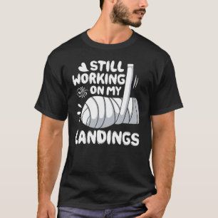 Kinder mit gebrochenen Armen arbeiten gut an Landu T-Shirt