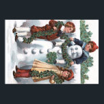 Kinder mit Holly Garland Snowman Poster<br><div class="desc">Zeit, um das heilige Garland aufzuhängen! Dieses Weihnachtsbild zeigt Kinder, die mit ihrem Freund, dem Schneemann, heilige Garnelen hängen. Es ist überall Schnee.</div>