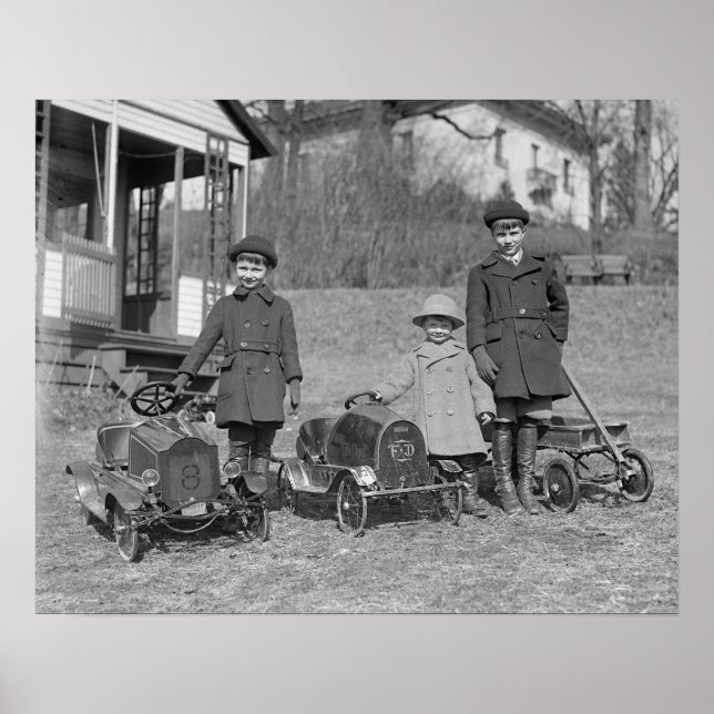 Kinder mit Pedalwagen, 1924. Vintages Foto Poster (Vorne)
