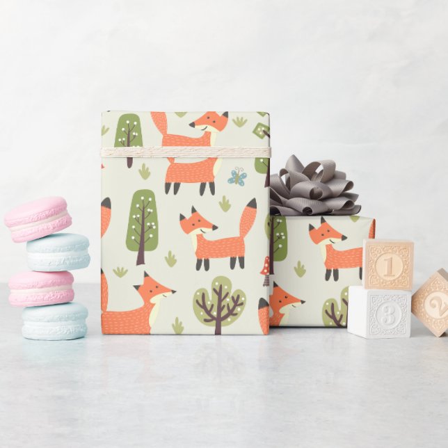 Kinder Niedliche glückliche Füchse spielen im Wald Geschenkpapier (Babyparty)