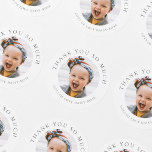 Kinder Personalisiertes Foto Vielen Dank Runder Aufkleber<br><div class="desc">In einer Welt, in der das Denken immer mehr geschätzt wird, bieten unsere personalisierten Foto-Aufkleber eine einzigartige und herzliche Art, Ihre Dankbarkeit zu zeigen. Diese Aufkleber bestätigen nicht nur die Geschenke, die Ihr Kind an besonderen Anlässen wie Geburtstagen, Weihnachten, Taufen oder Taufen erhalten hat, sondern sie tun dies mit einer...</div>