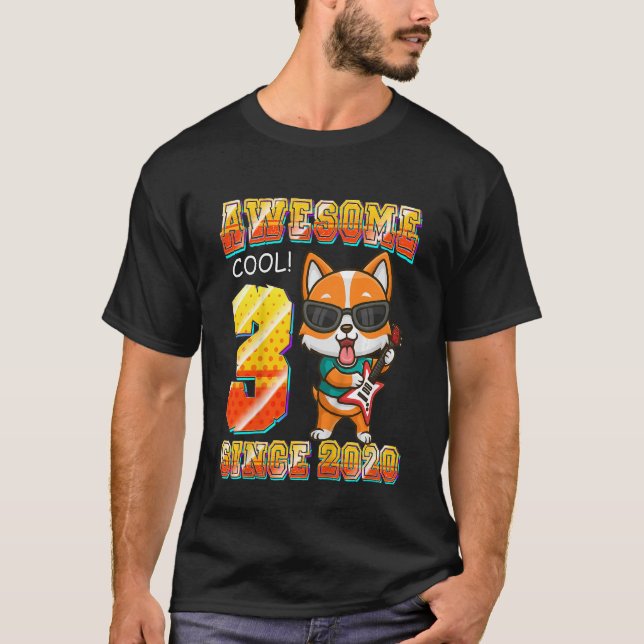 Kinder Phantastisch seit 2020 Corgi spielt Gitarre T-Shirt (Vorderseite)