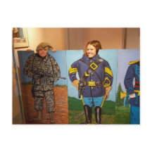 Kinder posieren mit Militäruniform-Ausschnitten