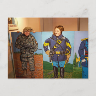 Kinder posieren mit Militäruniform-Ausschnitten Postkarte