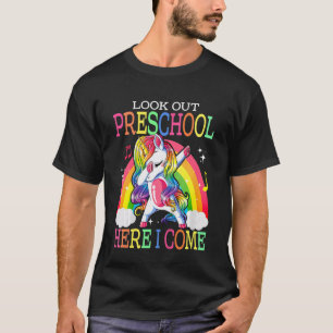 Kinder schauen in der Vorschule vorbei, hier kommt T-Shirt