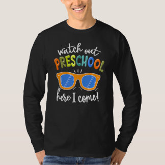 Kinder schauen sich den ersten Schultag zurück in T-Shirt
