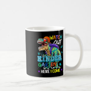 Kinder schauen sich den Kindergarten an, hier komm Kaffeetasse