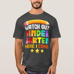 Kinder schauen sich den Kindergarten an, hier komm T-Shirt