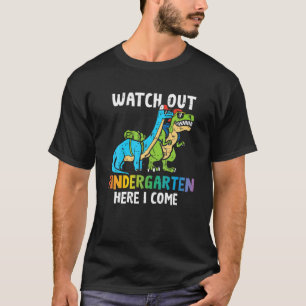 Kinder schauen sich den Kindergarten an, hier komm T-Shirt