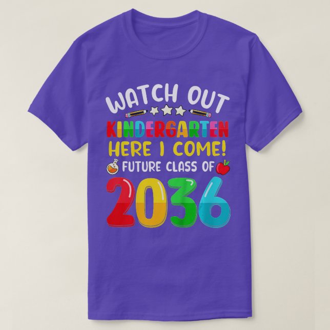 Kinder schauen sich den Kindergarten an, hier komm T-Shirt (Design vorne)