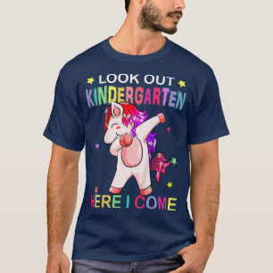 Kinder schauen sich den Kindergarten aus, hier kom T-Shirt