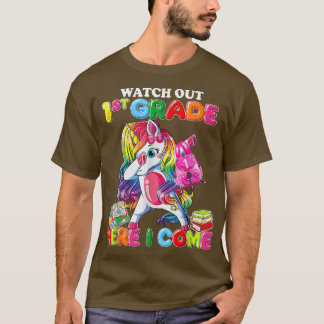 Kinder schauen sich die 1. Klasse an und kommen zu T-Shirt