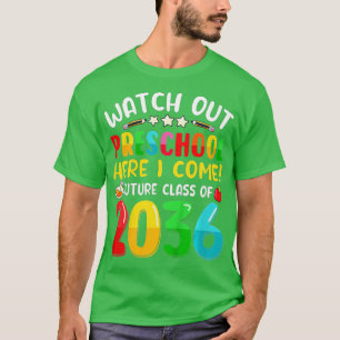 Kinder schauen sich die Vorschule an, hier komme i T-Shirt