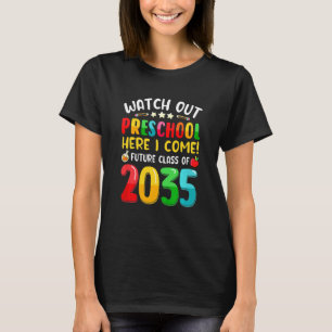 Kinder schauen sich die Vorschule an, hier komme i T-Shirt