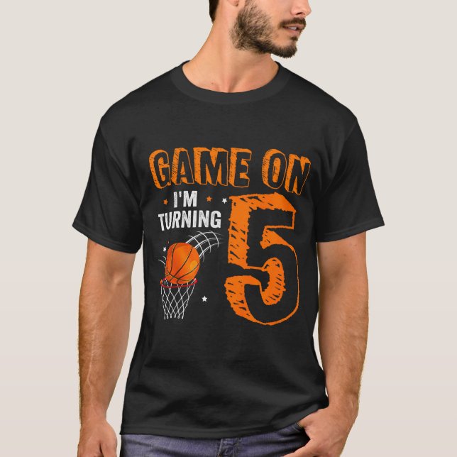 Kinder spielen auf ich werde 5 Basketball 5. Gebur T-Shirt (Vorderseite)