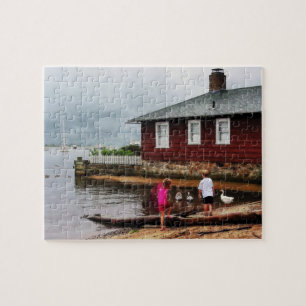 Kinder spielen im Hafen Essex CT