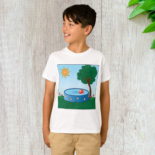 Kinder-Szene mit Hinterhofpool und Sonnenschattenb T-Shirt