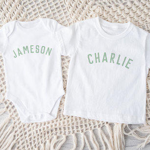 Kinder T-Shirt mit individuellem Namen   Salbei Baby Strampler
