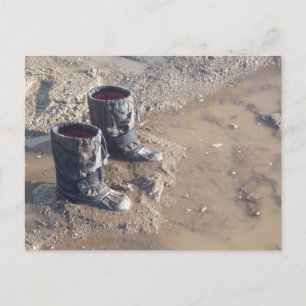 Kinder-Tarnstiefel im Frühjahrs-Schlamm-Postkarte Postkarte