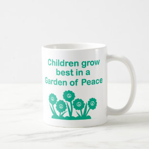 Kinder wachsen am besten in einem Garten des Kaffeetasse