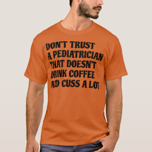 Kinderarzt, der Kaffee trinkt, hat viel T-Shirt