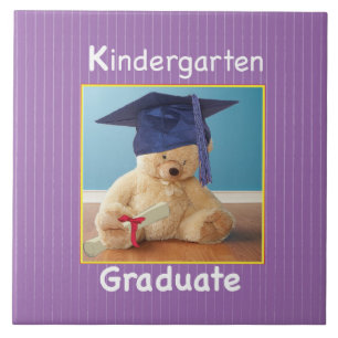 Kindergarten Abschluss Teddy Bear auf Lila Fliese