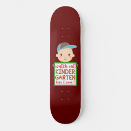 KINDERGARTEN HIER SEHEN, KOMME ICH niedlich lustig Skateboard