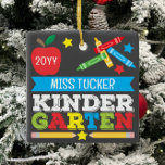 Kindergarten Lehrer Keepake Chalkboard Colorful Keramikornament<br><div class="desc">Im Kindergartendekor findet man einen Apfel, einen Herrscher, Stifte und eine bunt-fröhliche Typografie! Klicken Sie auf die Schaltfläche Anpassen für weitere Optionen zur Änderung des Textes! Variationen dieses Designs, zusätzliche Farben sowie koordinierende Produkte sind in unserem Shop, zazzle.com/store/doodlelulu verfügbar. Kontaktieren Sie uns, wenn Sie dieses Design für ein bestimmtes Produkt...</div>