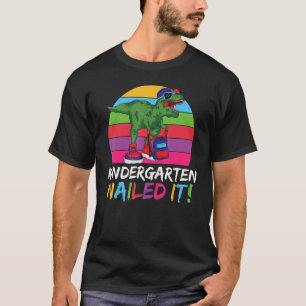 Kindergarten nagelte es Dinosaurier zurück nach Sc T-Shirt