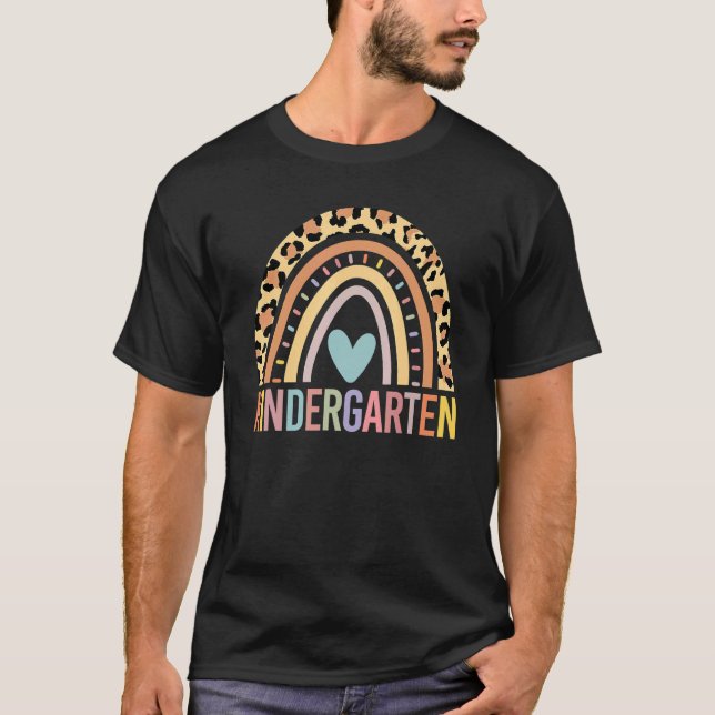 Kindergarten Rainbow Girls Boys Teacher Team Kinde T-Shirt (Vorderseite)