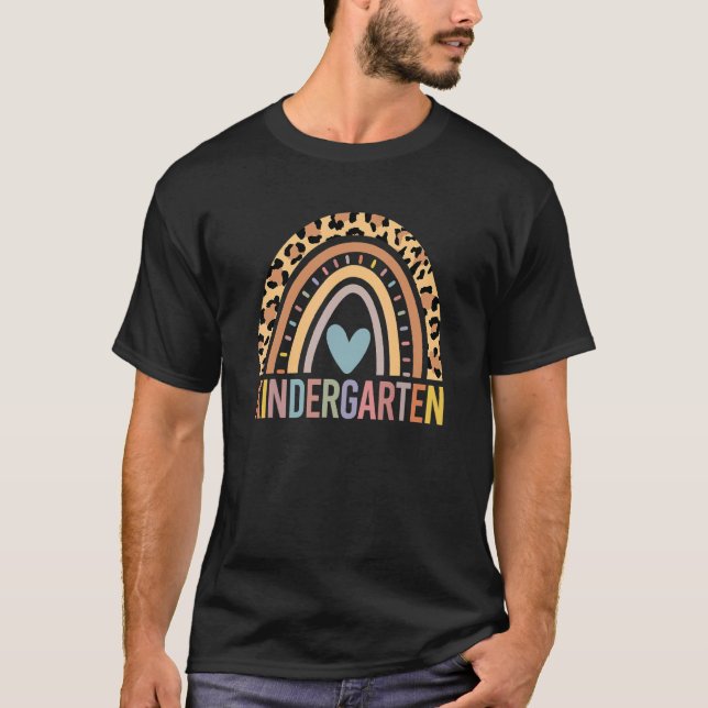 Kindergarten Rainbow Girls Boys Teacher Team Kinde T-Shirt (Vorderseite)
