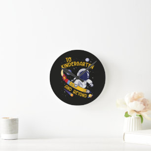 Kindergarten und darüber hinaus Astronaut zurück z Runde Wanduhr